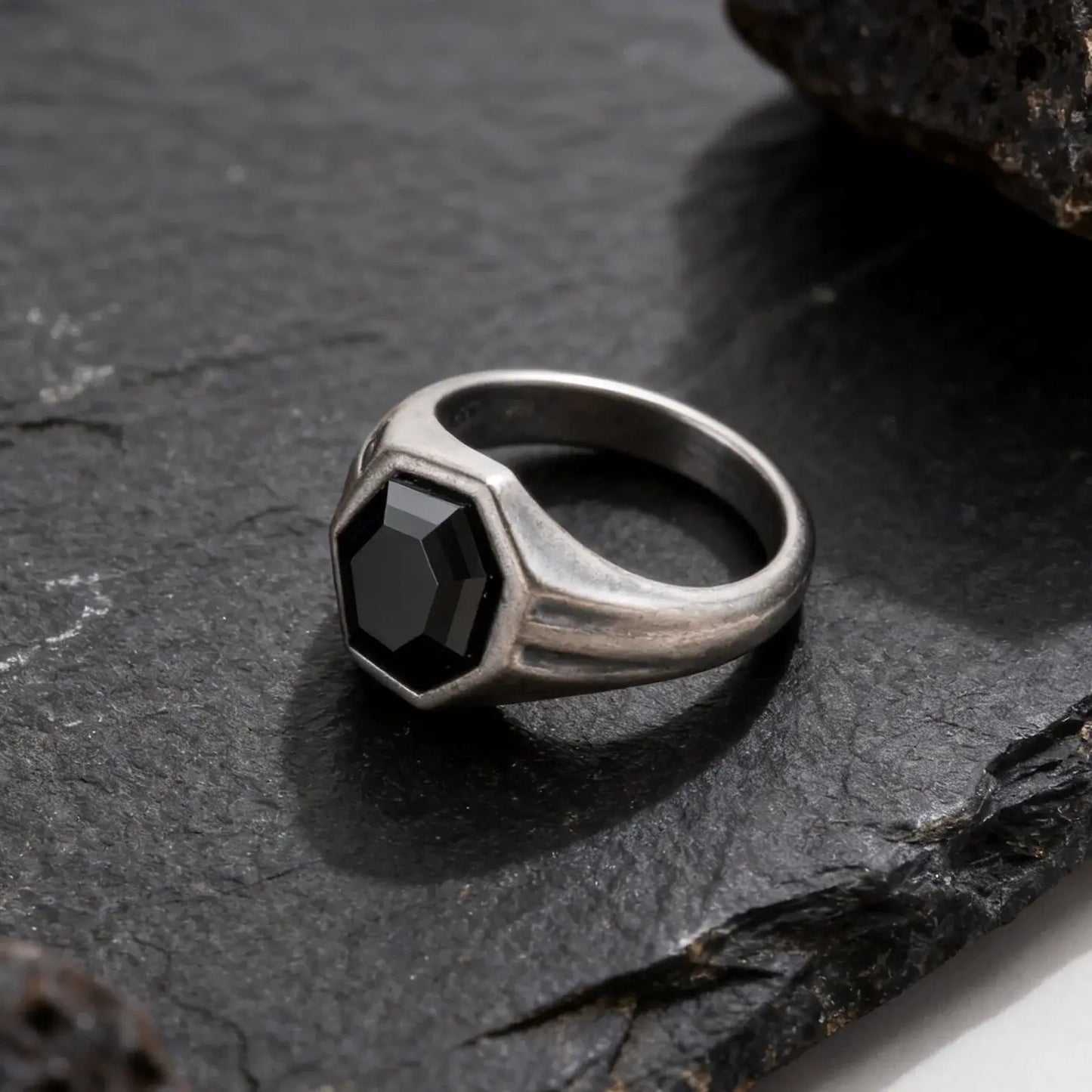 Bague hexagonale noire ombrée